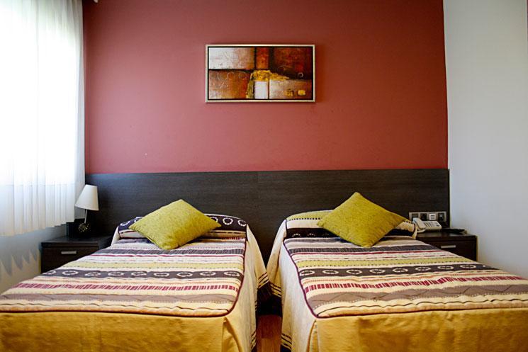 Hostal Zubi XXI Puente la Reina Buitenkant foto