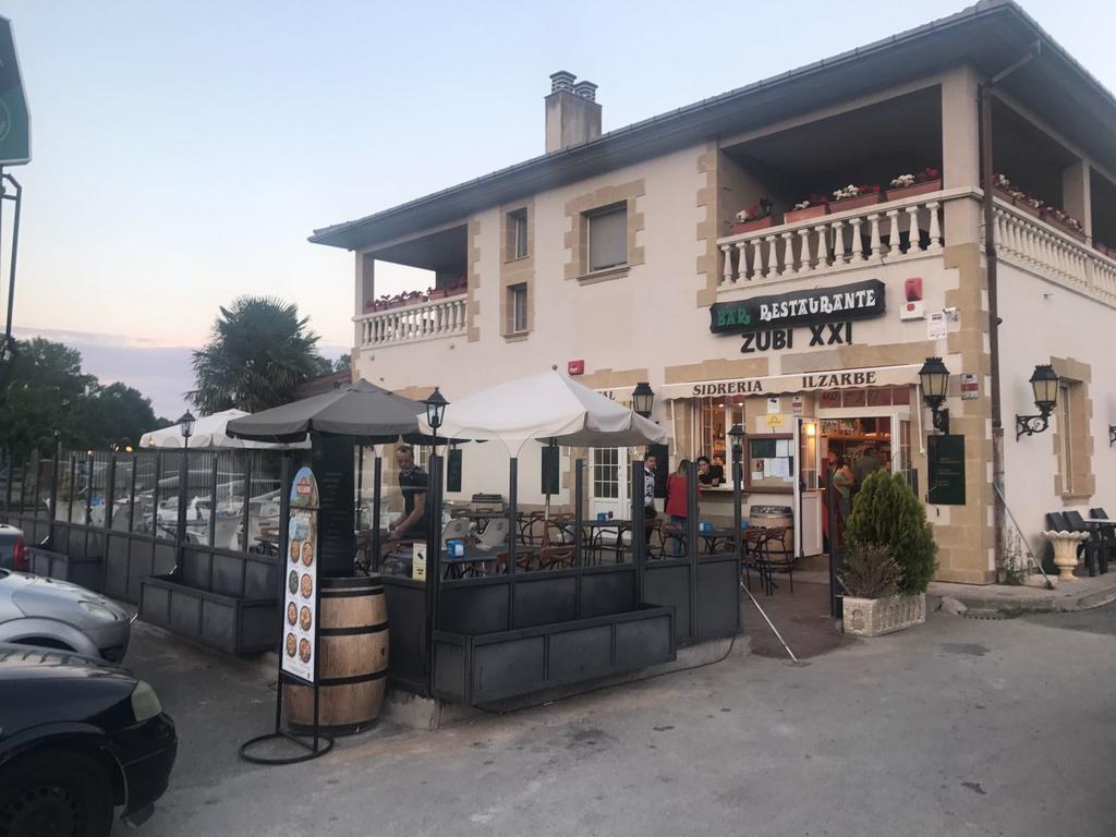 Hostal Zubi XXI Puente la Reina Buitenkant foto