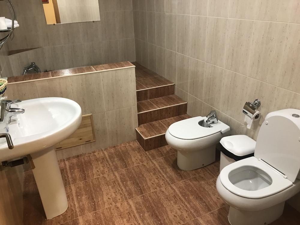 Hostal Zubi XXI Puente la Reina Buitenkant foto